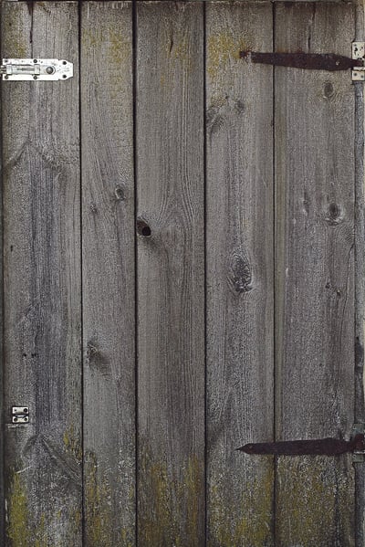 Comment restaurer une vieille porte en bois massif facilement ?
